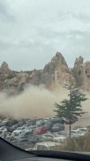 קריסת עמוד אבן באזור התיירות בקפדוקיה בטורקיה על פי הדיווחים, אירוע זה גרם למספר פצועים.