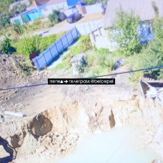 В Белгородской области 17 дней не могут извлечь авиабомбу, упавшую возле жилой пятиэтажки. Вырытый котлован затопило водойВ городе Валуйки военные более двух недель пытаются извлечь авиабомбу, упавшую возле многоквартирного дома. Во время работ экскаватор 