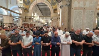 الأهالي يؤدون صلاة العشاء في المسجد الأقصى