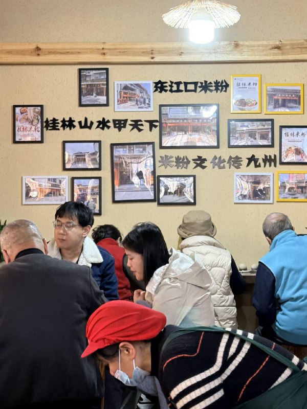 阳朔一座小城的烟火气早晨去吃粉，遇到了红杉 Yue 的一堆朋友们大家都不约而同地来到这家店吃粉😂路边3斤的大芒果，爽滑清甜，天下第一金桔啤酒，桂花陈酿，百香果糕，天然好味道螺蛳鸡，上头，根本停不下来啤酒鱼，漓江的鱼吃了三天，太鲜美了阳朔一座小城的烟火气早晨去吃粉，遇到了红杉 Yue 的一堆朋友们大家都不约而同地来到这家店吃粉😂路边3斤的大芒果，爽滑清甜，天下第一金桔啤酒，桂花陈酿，百香果糕，天然好味道螺蛳鸡，上头，根本停不下来啤酒鱼，漓江的鱼吃了三天，太鲜美了