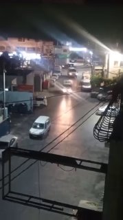 חלק מכוחות הכיבוש מסתערים על מחנה קלנדיה, מצפון לירושלים הכבושה.