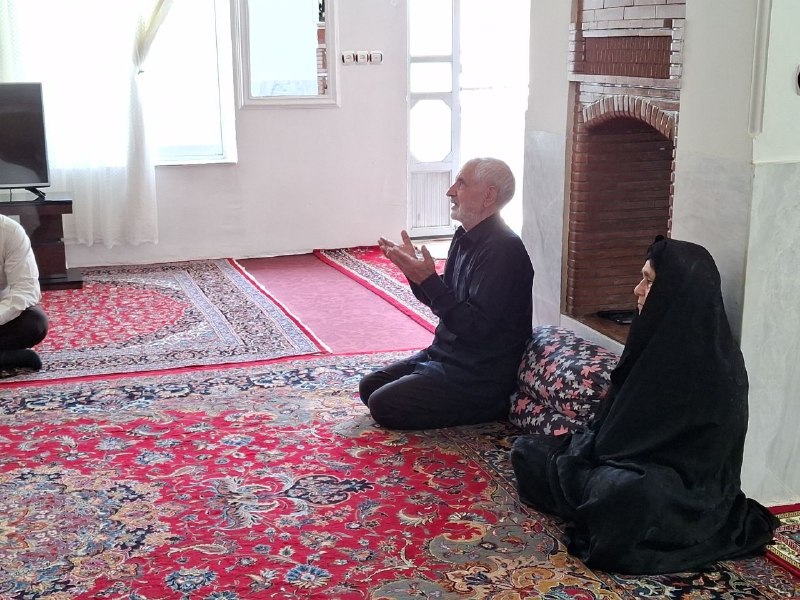امروله: دیدار معاون استاندار کرمانشاه با خانواده شهدا در صحنهبه مناسبت هفته دولت، دکتر بهرام سلیمانی، معاون سیاسی، امنیتی و اجتم