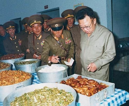 توییتر دانشگاه تهرانی ها: در سال 2001، فوجیموتو کنجی، آشپز شخصی کیم جونگ ایل، پس از فرار از کره شمالی به ژاپن، کتابی با عنوان «آشپز کیم جونگ ایل» 