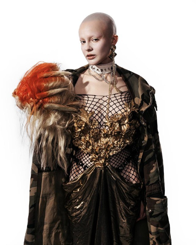 Съемка «панк 18 века» или «Антуанетта в конверсах», не сложно догадаться по теме, что мы выбрали работу с париками. Долго думала и в итоге решила — пора делиться знаниями о париках с другими мастерами. Мы фантазируем на тему, что было под париками, если бы дворяне были панками.Мода на парики началась с Людовика XIV, который носил их из-за облысения, а придворные были обязаны следовать примеру правителя. Парики служили для скрытия алопеции и борьбы со вшами.  Благодаря практичности и эстетике, мода на парики распространилась по Европе,а в Россию её привёз ПётрI. В XVIII веке парики сочетали практические и декоративные функции, а их качество и сложность становились показателем социального статуса.Экстравагантные прически — важный элемент панк-культуры: объем, яркие цвета и неухоженность отражают индивидуальность и протест против потребительства.В отличие от XVIII века, где парики символизировали аккуратность и статус, панк-волосы воплощают небрежность и бунт. Общими чертами остаются сложность исполнения и объем. Это пересечение стилей наглядно проявилось в показах Вивьен Вествуд, где рококо сочеталось с гранжем.Съемка «панк 18 века» или «Антуанетта в конверсах», не сложно догадаться по теме, что мы выбрали работу с париками. Долго думала и в итоге решила — пора делиться знаниями о париках с другими мастерами. Мы фантазируем на тему, что было под париками, если бы дворяне были панками.Мода на парики началась с Людовика XIV, который носил их из-за облысения, а придворные были обязаны следовать примеру правителя. Парики служили для скрытия алопеции и борьбы со вшами.  Благодаря практичности и эстетике, мода на парики распространилась по Европе,а в Россию её привёз ПётрI. В XVIII веке парики сочетали практические и декоративные функции, а их качество и сложность становились показателем социального статуса.Экстравагантные прически — важный элемент панк-культуры: объем, яркие цвета и неухоженность отражают индивидуальность и протест против потребительства.В отличие от XVIII века, где парики символизировали аккуратность и статус, панк-волосы воплощают небрежность и бунт. Общими чертами остаются сложность исполнения и объем. Это пересечение стилей наглядно проявилось в показах Вивьен Вествуд, где рококо сочеталось с гранжем.