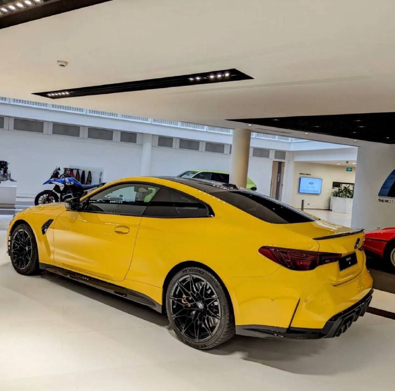 Новая M4 уже в автосалонах Европы. Данный аппарат в цвете Yellow Speed 2