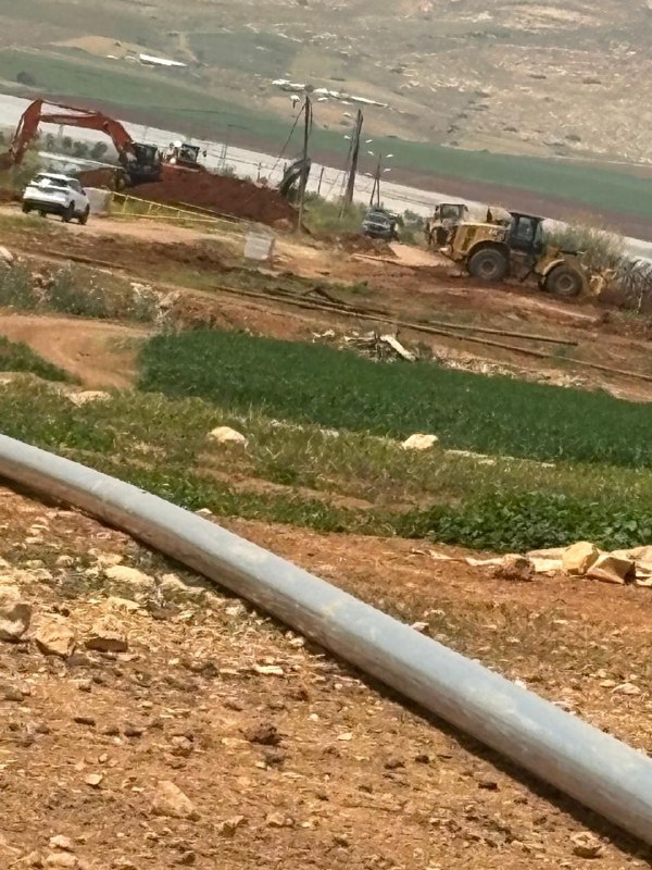 פשעים מתמשכים בבקעת הירדן.. הכיבוש הורס קווי מים ודוחס יבולים חקלאיים באזור ראס אל אחמר בצפון בקעת הירדן
