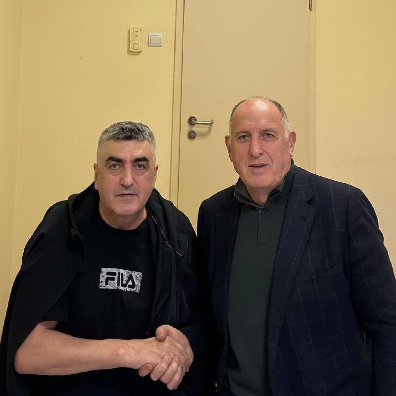 Абдулмуслим Абдулмуслимов навестил Героя России Эседуллу Абачева фото