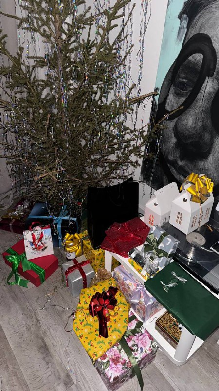 1. Домашний торт и свежий кофе в кружке POVEDAIII2. Елка, под которой куча красивых подарков3. Игра по любимому аниме ONE PIECE. Желанный подарок, не связанный с работой 4. Саке, который Лиза привезла из Японии год назад Что еще нужно для возникновения детской радости? ☺️1. Домашний торт и свежий кофе в кружке POVEDAIII2. Елка, под которой куча красивых подарков3. Игра по любимому аниме ONE PIECE. Желанный подарок, не связанный с работой 4. Саке, который Лиза привезла из Японии год назад Что еще нужно для возникновения детской радости? ☺️