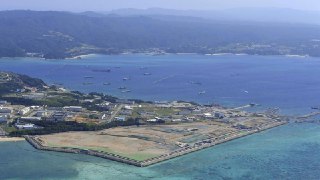 中国围绕冲绳归属的“舆论战”引起日方担忧和强烈反弹在中国的社交平台上，近期接连出现并扩散这样一些帖子：在日本偶像或综合设施发布的视频上，被人为加上“琉球是中国的领土”等虚假字幕。对此，木原稔官房长官在26日上午的记者会上表示：“冲绳是我国领土这一点毫无疑问”，并称“没有必要对此作出评论”。而最近冲绳县糸满市议会以多数赞成通过了围绕冲绳问题对中国提出严正抗议的决议和意见书，冲绳县石垣市议会、丰见城市议会也通过了类似的决议和意见书，地方层面对抗中国围绕冲绳归属的“舆论战”的动向正在扩大。👉 继续浏览后续：htt