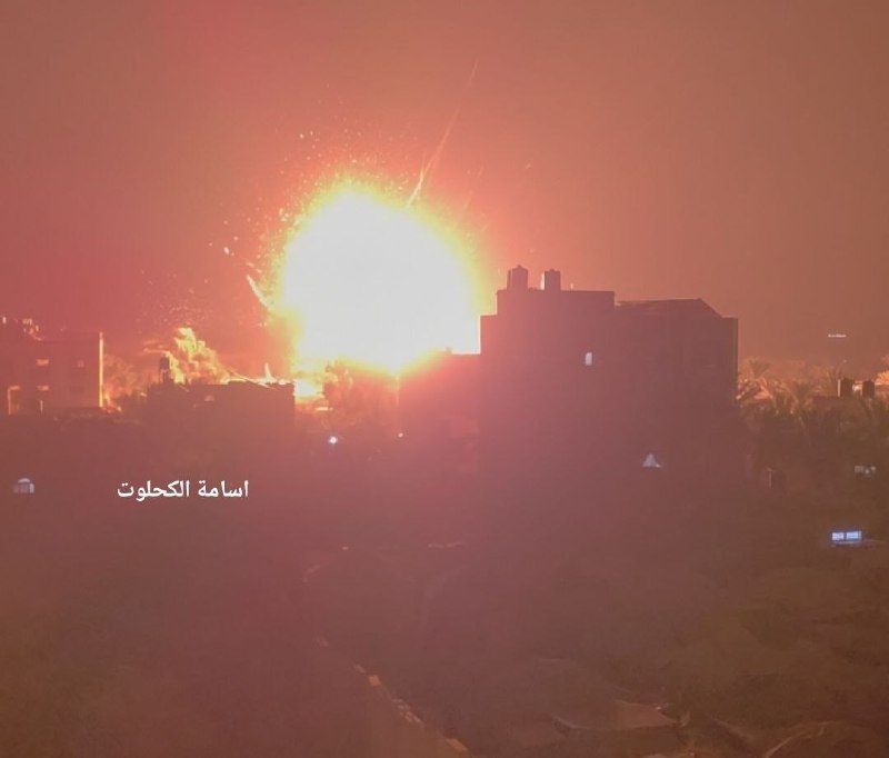 תמונות המתעדות את ההפצצה האווירית של הכיבוש על בית למשפחת "בארקה" בעיר דיר אל-בלח, מרכז רצועת עזה.