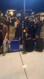 שיירות אבלים יוצאות מצפון מחוז די-קאר אל כיפת האהרר, כרבלא, ירושלים, כדי לבצע את הלוויתו של האימאם ההרוג, ה…