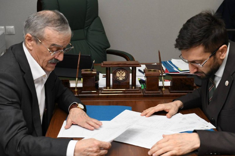 Руководитель «Дагинформа» Арсен Юсупов встретился с депутатом Госдумы Нурбагандом Нурбагандовым, сообщила пресс-служба ведомства. фото