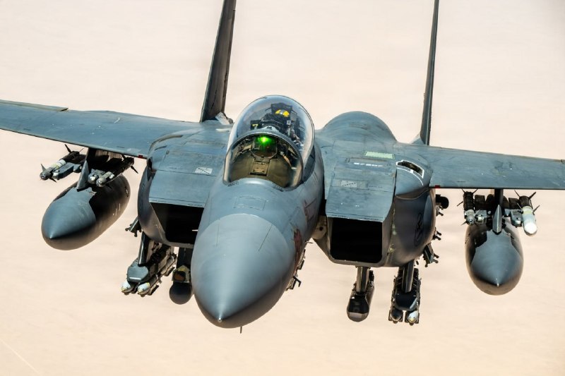 ⭕ זוהי תמונה מושכת שלמה של F-15E זה, המצויד בשלוש מערכות נשיאה חכמות Pneumatic BRU-61/A, שלכל אחת מהן ארבע…