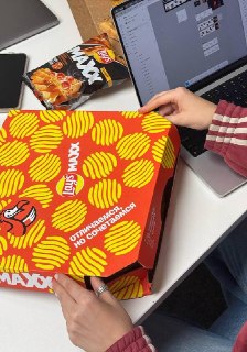 Это, конечно, не новый iPhone, но тоже своего рода инновация…«Додо» и Lay’s MAXX представили хрустящую пиццу. Да, вы правильно поняли: Lay's на тесте. А почему нет?Схема простая: заказываете Чипси-пиццу, разминаете пачку Lay's MAXX и щедро посыпаете картоф