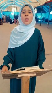 طفلة فلسطينية ناجية من قصف تتلو آيات قرآنية