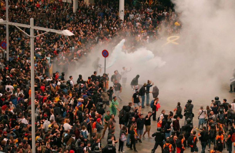 Riots במרכז ברצלונה החל לאחר מחאה של צעירים, דו"חות ה-El Mundo הספרדית. המחאה אורגן באמצעות המדיה החברתית ו…