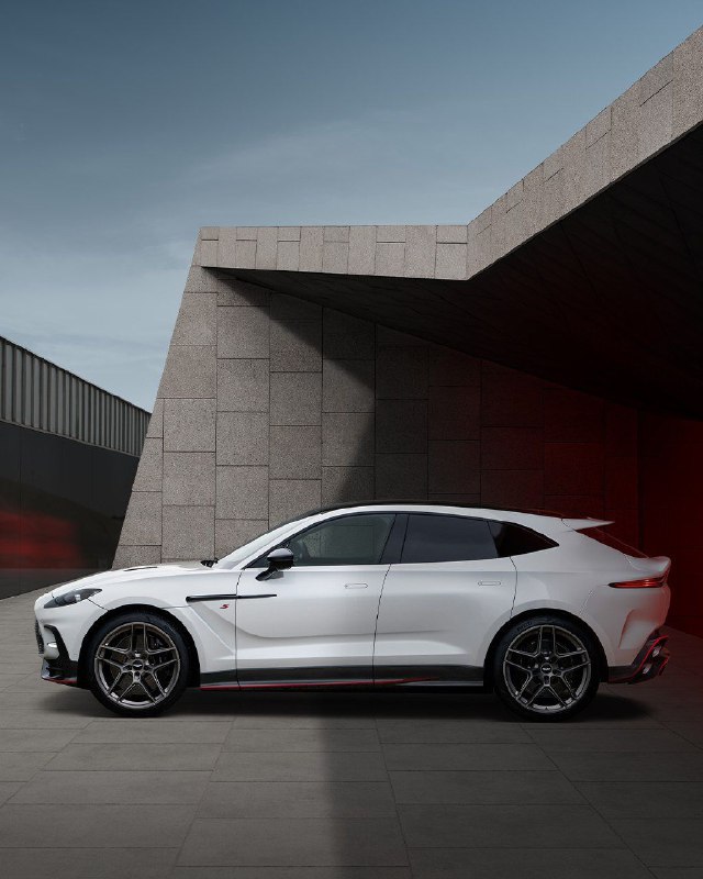 Aston Martin DBX S 3