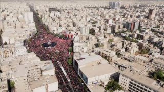 מספר עצום של משתתפים... תצוגות אוויריות של הלווייתו של המנהיג העליון עלי חמינאי בבירת איראן, טהראן.
