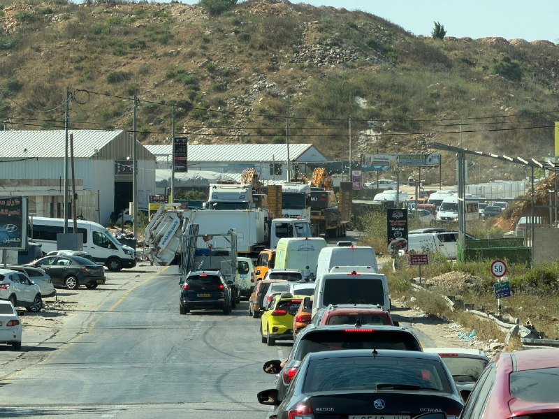 כוחות הכיבוש שולחים תגבורת צבאית בליווי רכבי הריסה משער החומה המזרחית בכפר קלנדיה, מצפון לירושלים הכבושה, ה…