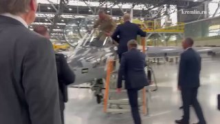 Владимир Путин приехал на Иркутский авиационный завод — президенту показали производство первых 18 серийных самолётов МС-21 и модернизированный учебно-боевой самолёт Як-130М.После он отправится в Омск, где проходит форум межрегионального сотрудничества Рос