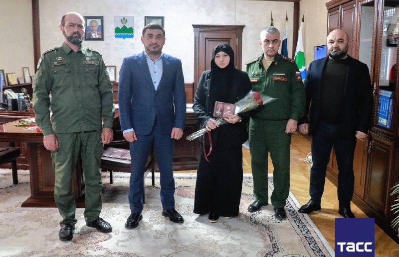 👔 Глава Дербентского района Эльман Аллахвердиев передал ордена Мужества и медали Суворова и "За отвагу" семьям военнослужащих, погибших в специальной в фото