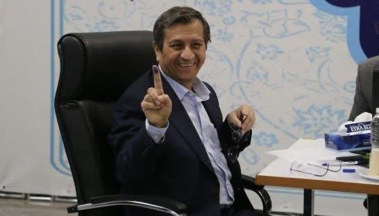 RaefipourFans: طبق بخشنامه بانک مرکزی، برای برداشت پول از خودپرداز باید نیم درصد مبلغ برداشت شده رو کارمزد بدیم؛یعنی برای اینکه پول خود