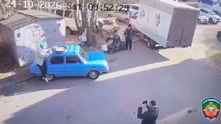 הסבא הקזאן נתן לחברו טרמפ על מכסה המנוע של זפורוז'ט וקיבל כמה קנסות. המשטרה בדקה את הנהג בן ה-75 - לרכב הנד…