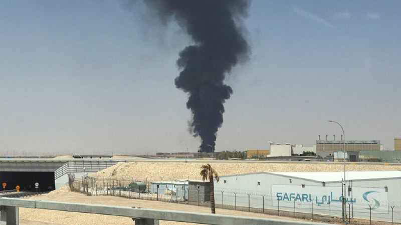 Explosions near the airport in Riyadh and the Houthis announce an attack on "sensitive targets" in Saudi Arabia