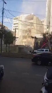 🚨הרגע שבו קרס בניין שנפגע במלחמה בפרבר הדרומי