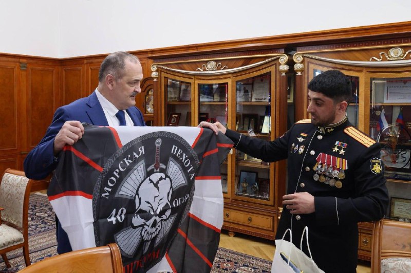 Глава Дагестана Сергей Меликов провел встречу с командиром штурмового отряда 40-й бригады морской пехоты, Героем России Хантемиром Султановым. Военносл фото
