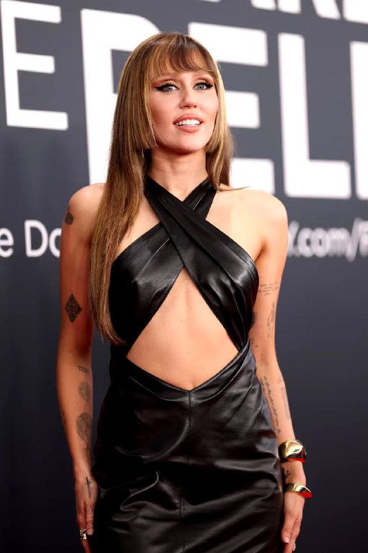 Грэмми 2025 и прически, которым стоит уделить внимание:  1. Chappell Roan. У нее невероятная грива с челкой из темно-рыжих волос. Кудри, активные и мелкие, которые трансформировали в несколько причесок за вечер. Если у вас свои взрывные кудри, рекомендую следить за этой артисткой.  2. Sabrina Carpenter. Современная принцесса из Дисней и это идеальные локоны.3. Charli xcx. Она не измеяет своему андеграундному кудрявому образу. Укладка как на каждый день, что здорово перенять. 4. Willow Smith. Пробор, объем и силуэт формы. Даже нечего добавить, она просто топ. 5. Miley Cyrus. Парик в азитском направлении с тремя ступенями. Неожиданно для меня он мелированный, но оно идет ей на много больше чем блонд, как по мне. Хороший образ для жизни, как стрижка, так и цвет. 6. Beyoncé. Одну меня удивил выбор цвета волос? Под образ очень красивый парик, но словно не к ее корням, если вы понимаете о чем я. 7. Doechii. Отличная работа с накладными волосами и интересное сочетание кос / брейдов с холодкой волной. Точно возму идею в оборот на съемках и предложение клиентам на выход. Для самых смелых, разумеется. 8. Lady Gaga. Обожаю Гагу за эксперименты и этот парик не остался без внимания! Темные волосы, которые она давно не примеряла, да еще и с короткой челкой. Ярко, смело, неожиданно - все то, за что мы ее полюбили. Надеюсь, что после ее выхода уже никто не сомневается, что чёлки это тренд.Грэмми 2025 и прически, которым стоит уделить внимание:  1. Chappell Roan. У нее невероятная грива с челкой из темно-рыжих волос. Кудри, активные и мелкие, которые трансформировали в несколько причесок за вечер. Если у вас свои взрывные кудри, рекомендую следить за этой артисткой.  2. Sabrina Carpenter. Современная принцесса из Дисней и это идеальные локоны.3. Charli xcx. Она не измеяет своему андеграундному кудрявому образу. Укладка как на каждый день, что здорово перенять. 4. Willow Smith. Пробор, объем и силуэт формы. Даже нечего добавить, она просто топ. 5. Miley Cyrus. Парик в азитском направлении с тремя ступенями. Неожиданно для меня он мелированный, но оно идет ей на много больше чем блонд, как по мне. Хороший образ для жизни, как стрижка, так и цвет. 6. Beyoncé. Одну меня удивил выбор цвета волос? Под образ очень красивый парик, но словно не к ее корням, если вы понимаете о чем я. 7. Doechii. Отличная работа с накладными волосами и интересное сочетание кос / брейдов с холодкой волной. Точно возму идею в оборот на съемках и предложение клиентам на выход. Для самых смелых, разумеется. 8. Lady Gaga. Обожаю Гагу за эксперименты и этот парик не остался без внимания! Темные волосы, которые она давно не примеряла, да еще и с короткой челкой. Ярко, смело, неожиданно - все то, за что мы ее полюбили. Надеюсь, что после ее выхода уже никто не сомневается, что чёлки это тренд.