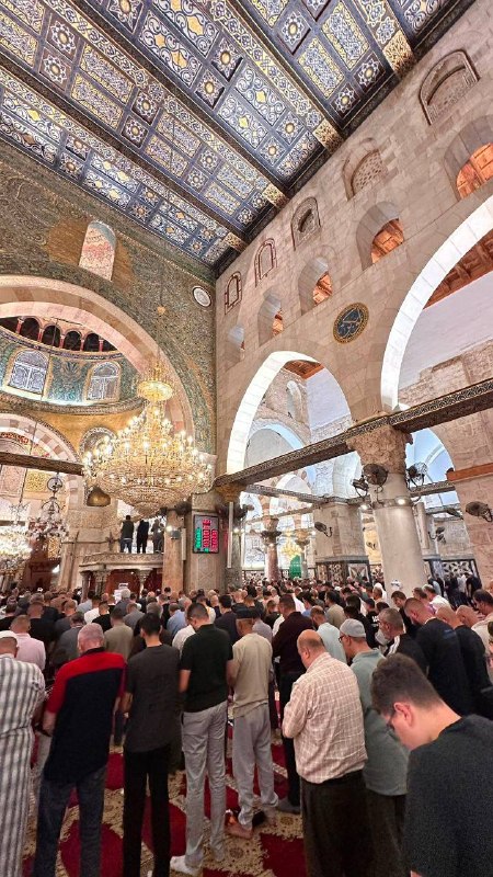 المصلون يؤدون صلاة الفجر في المسجد الأقصى