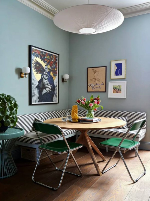 Какой красивый глубокий зеленый цвет стула Такой стул подходит даже для маленьких квартир, потому что он складывается и штабелируется. Ссылка Pleas... - изображение 1 - telegram, view, какой