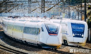 #通行线·铁路#【曾经拥有全国首对“G”字头列车的广深铁路，终于回到了十余年前的最高速度】国铁集团消息，近日广深铁路I、Ⅱ线提质工程全面完成，11月5日起，动车组最高可按200km/h运行，同步优化开行方案。本轮提质后，线路继续实行「市场化票价机制」，根据客流情况分席别设定不同折扣票价，最低为公布票价的7.5折。此外，购买广州白云—深圳区间单次票的旅客可乘坐所购车票当日的任意一趟列车，即到即走。其实，广深铁路并非首次实现200km/h运行。早在上世纪末，广铁集团经长时间实际运用证明，广深铁路具备既有线运行2