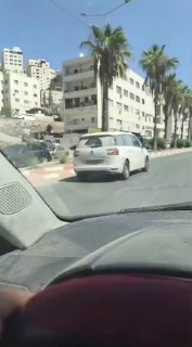 ממשיכים בשיחה על רכב ובתוכו מתנחל לכיוון כיכר נפגעים.