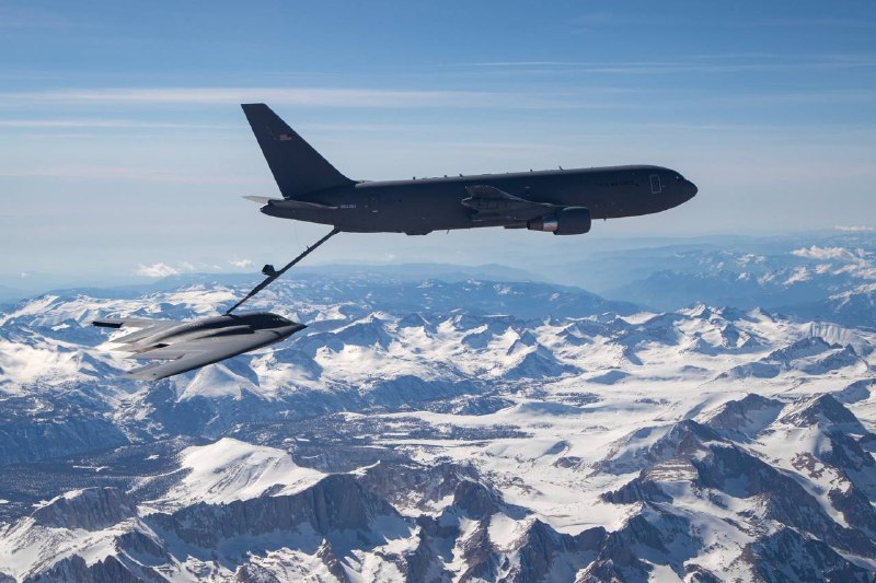 תמונה של KC-46 פגסוס מתדלק ב-2 רוח.