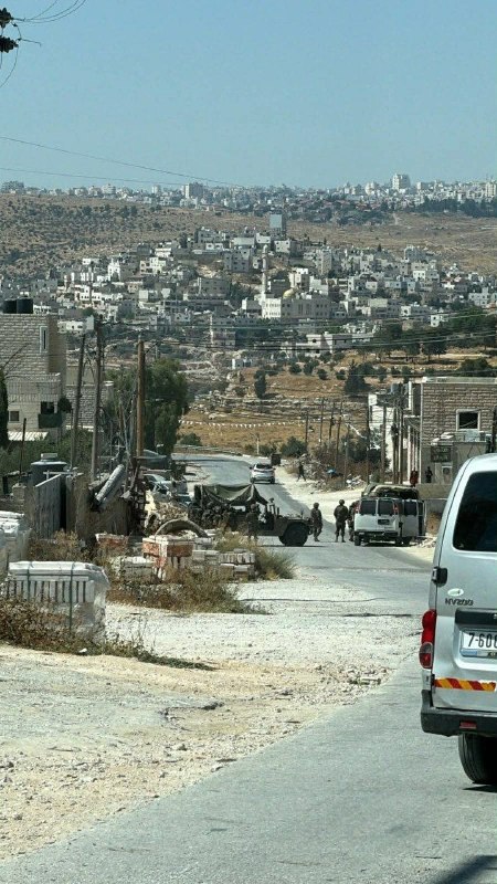 כוחות הכיבוש הקימו מחסום וחיפושים בכלי רכב חולפים בכיכר "אלמוטינה" בעיר יטא, דרומית לחברון.