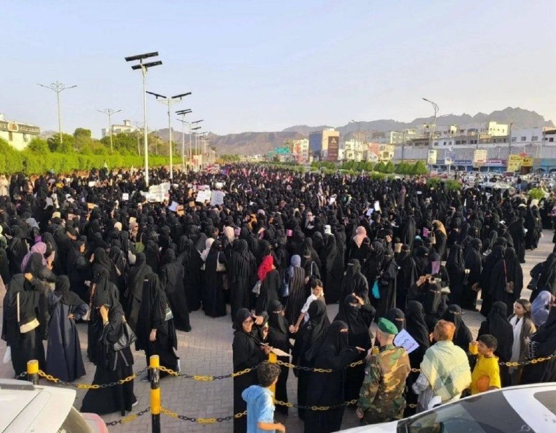 اخبار سوریه به فارسی 𓂆: 📸 مردم یمن مخالف جنگ با انصارالله هستند🔹 امروز، عده زیادی از زنان یمنی با تجمع در شهر عدن دست به اعتراض زدند🔹 علت اعترا