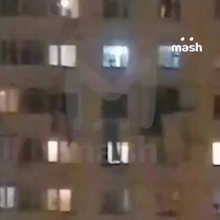 Мощный взрыв прогремел в негазифицированной панельке на юго-западе Москвы — выбило стену на 15 этаже, она повисла на арматуре. По данным Mash, разворотило четыре окна и балкон. Жильцы услышали хлопок в ~21:45 на улице Кадырова. ❗ Подписывайся на Mash в МАХ