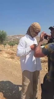מתנחלים מתגרים בתושבים לאחר שהסתערו על הקהילה הבדואית אל-כעבנה, מזרחית לכפר אל-טייבה, מזרחית לרמאללה.