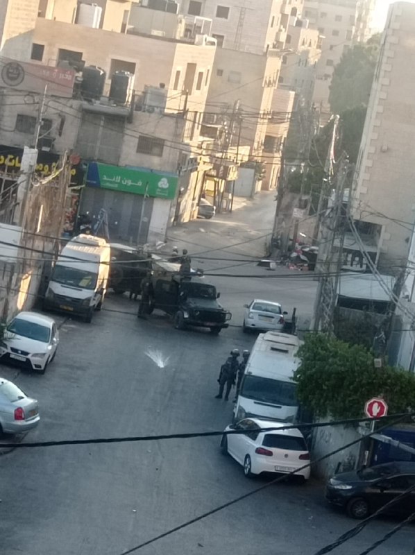 כוחות הכיבוש סוגרים את הכניסה למחנה קלנדיה, מצפון לירושלים הכבושה, ויורים פצצות גז וקול.