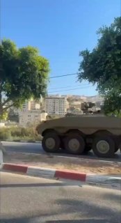 שני כלי רכב משוריינים של צבא הכיבוש ממשיכים להסתער על העיר שכם.