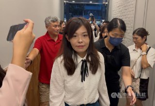 內政部：高虹安貪污改判無罪　收到申請書後依法復職（中央社記者高華謙台北16日電）新竹市長高虹安一審被依貪污罪判刑後遭依法停職，二審今天改判貪污罪無罪。內政部說，依地方制度法規定，高虹安可向內政部申請復職，將於收到復職申請書後依法辦理。高虹安涉嫌在立委任內詐領助理費，一審依貪污罪遭判刑7年4月，內政部依地方制度法第78條第1項規定將她停職，且停職期間不給薪，市長職務由新竹市副市長邱臣遠代理；經上訴，二審台灣高等法院今天宣判，依使公務員登載不實偽造文書罪判刑6月，得易科罰金，可上訴。內政部今天透過新聞稿表示，高