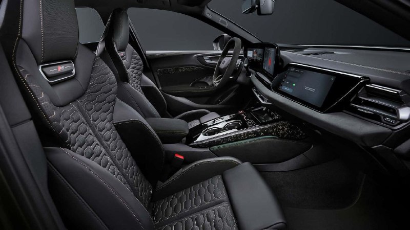 Audi официально представила новую RS5 B10 — сразу в двух кузовах: седан и универсал. Под капотом 2,9 6