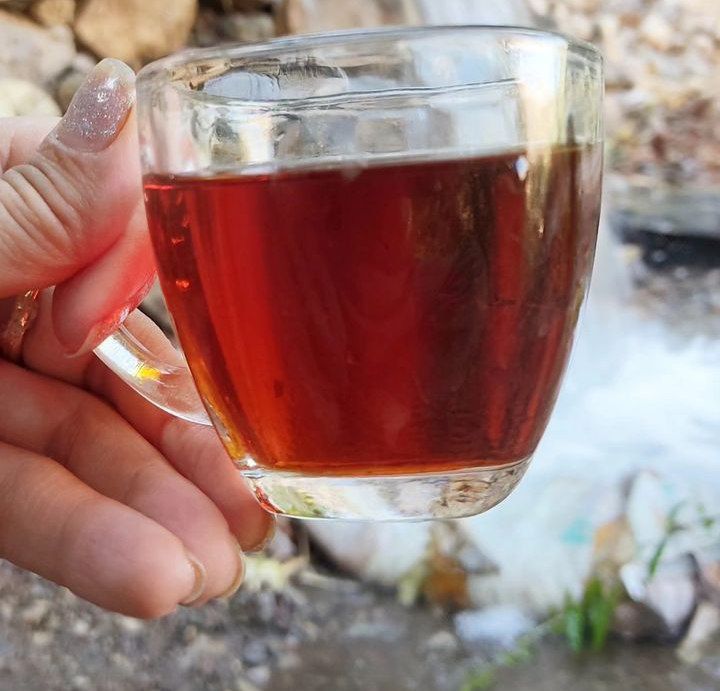 Lalun(لالون)Lalehgoon: *سالیان پیش همیشه فکر می کردم شبها کسی زیر تختم پنهان شده است**نزد پزشک اعصاب رفتم و مشکلم را گفتم**روانپزشک گفت :**تنها