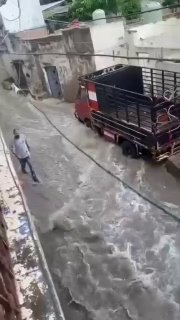 שיטפונות סחפו ילד בבדאווי לפני שהתושבים הצליחו להציל אותו בעקבות השיטפונות היום