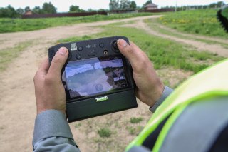 В Подмосковье впервые назначили штраф за борщевик на участке, обнаруженный при помощи беспилотника и ИИ, сообщает Минсельхоз.В ведомстве рассказали, что очаги распространения борщевика «выявляются по данным дистанционного зондирования Земли», затем при пом