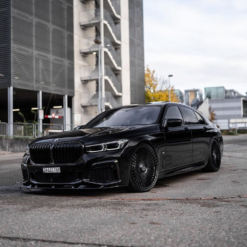 BMW M760i
