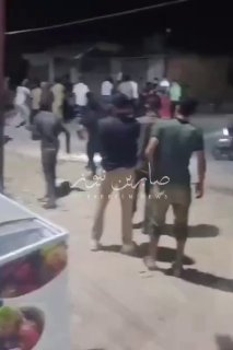 סוריה הכבושה: התנגשויות באגרופים בין מפגינים זועמים נגד העלאת מחירי הדלק ואחרים המתנגדים להפגנות בכפר מזרת…