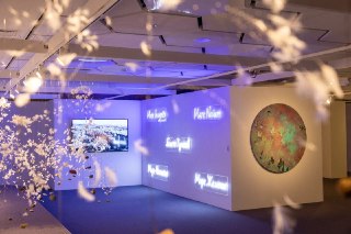 Можно ли совместить онкомедицину и современное искусство? Отвечает новый лечебно-диагностический комплекс №62 в Сколково.Там проходит бесплатная арт-выставка "Вместе". Со слов организаторов, она позволит создать пространство, где искусство бережно сопровож